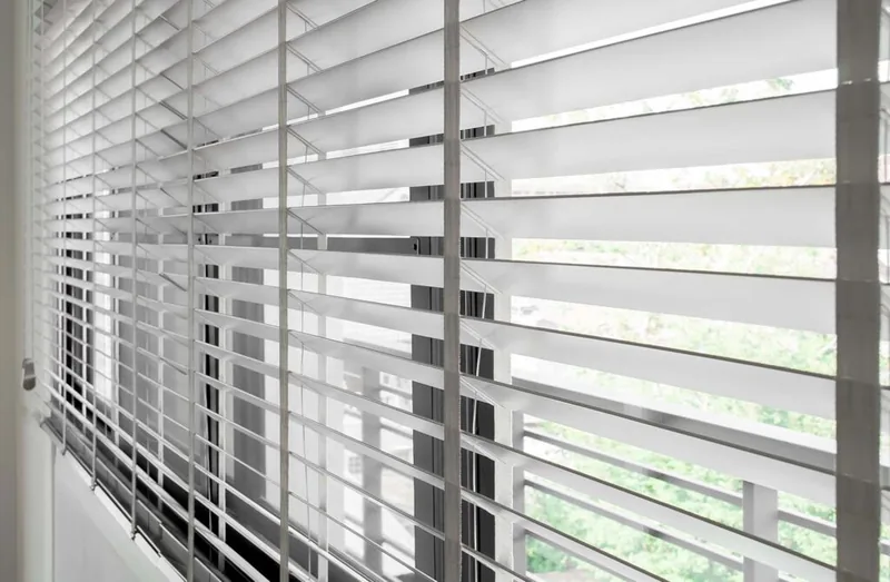 White aluminium venetian blinds in Dubai